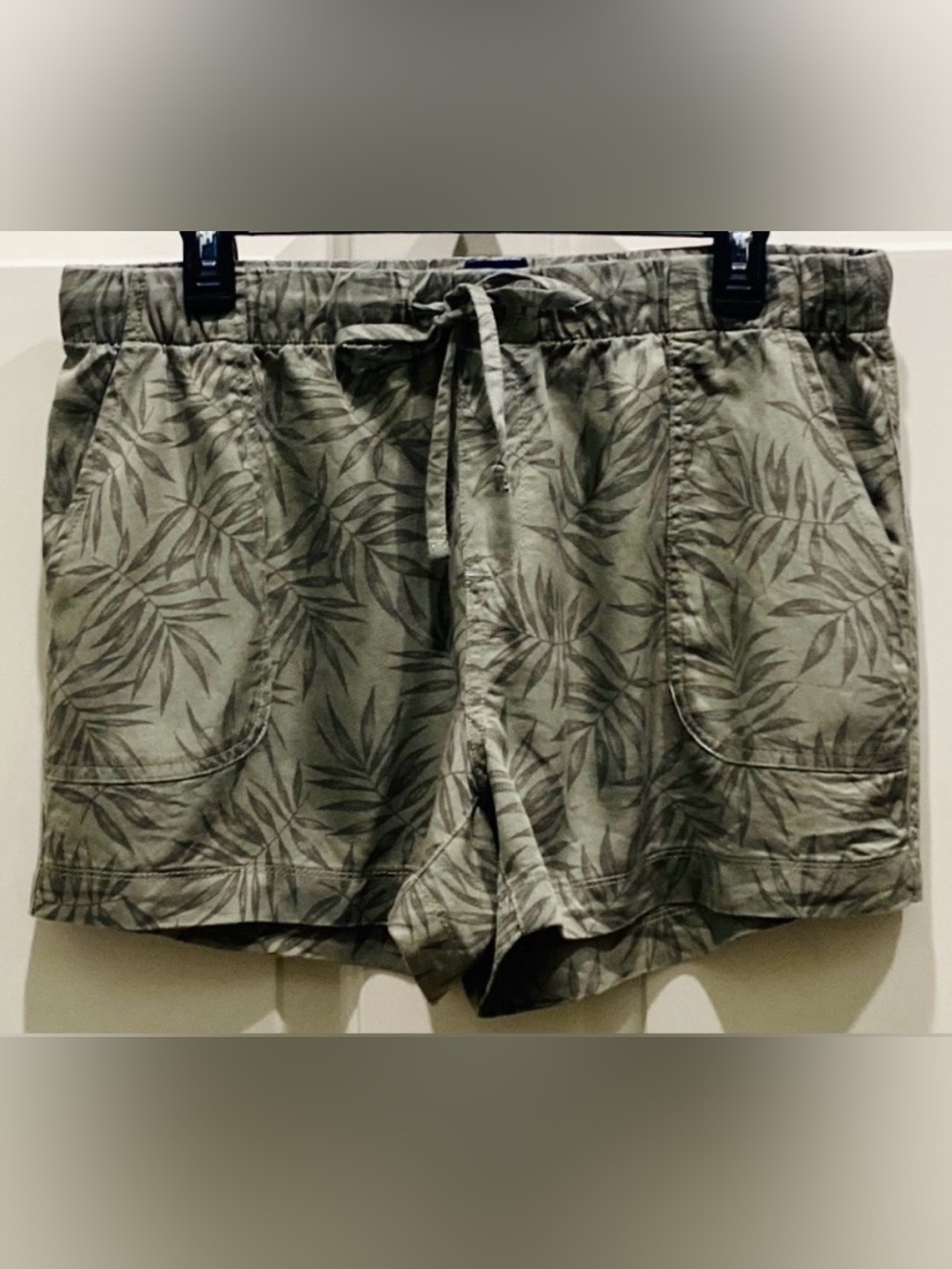 Gap Olive Green Jungle Vines SZ M Tropical Everyday Chic Vacation Summer Shorts